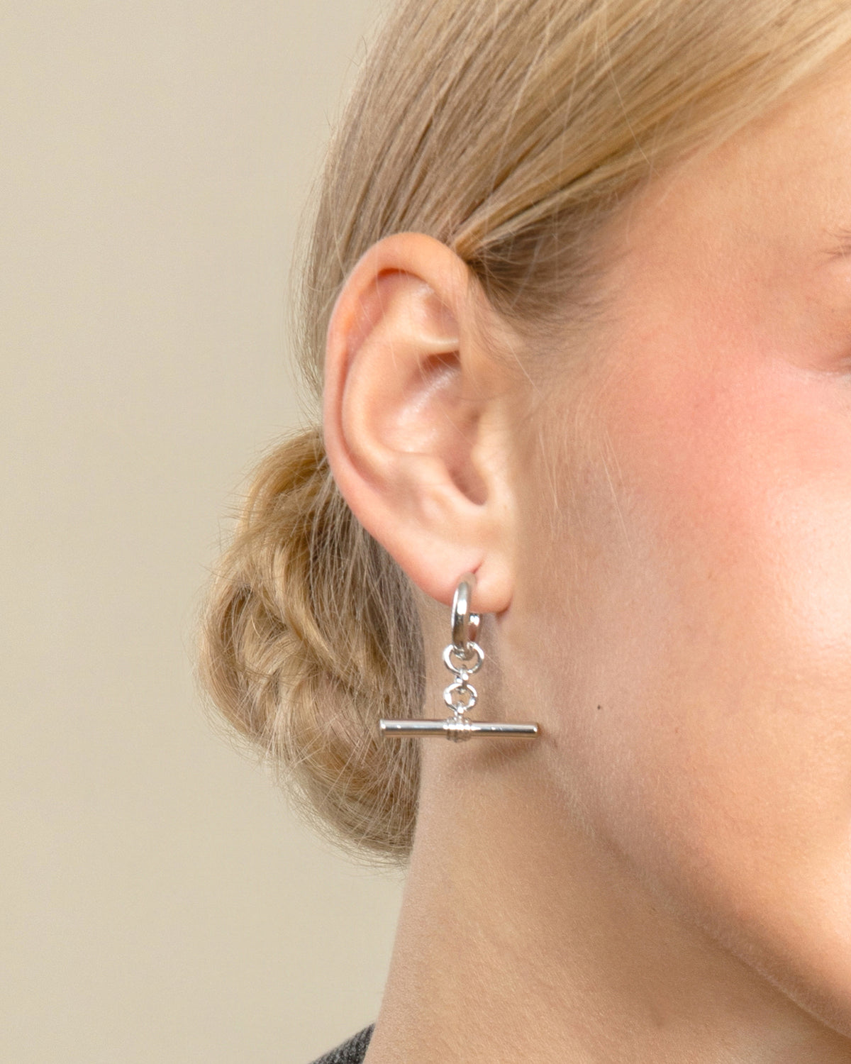 T BAR HUGGIE EARRINGS-Platinum