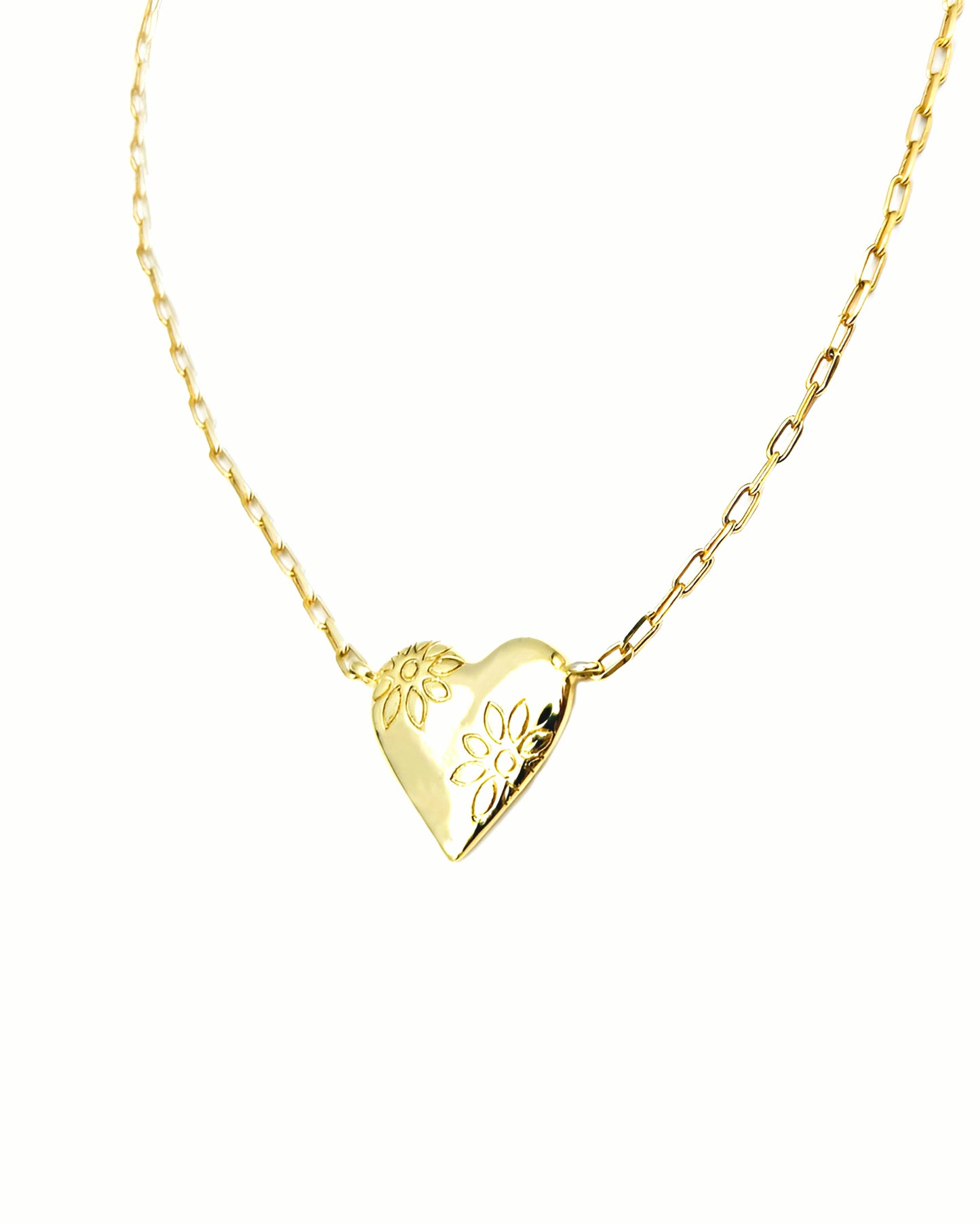 FLOWER ENGRAVED HEART NECKLACE