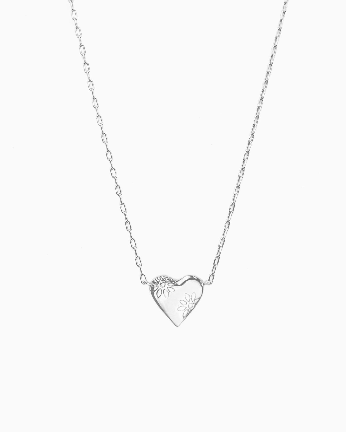 FLOWER ENGRAVED HEART NECKLACE