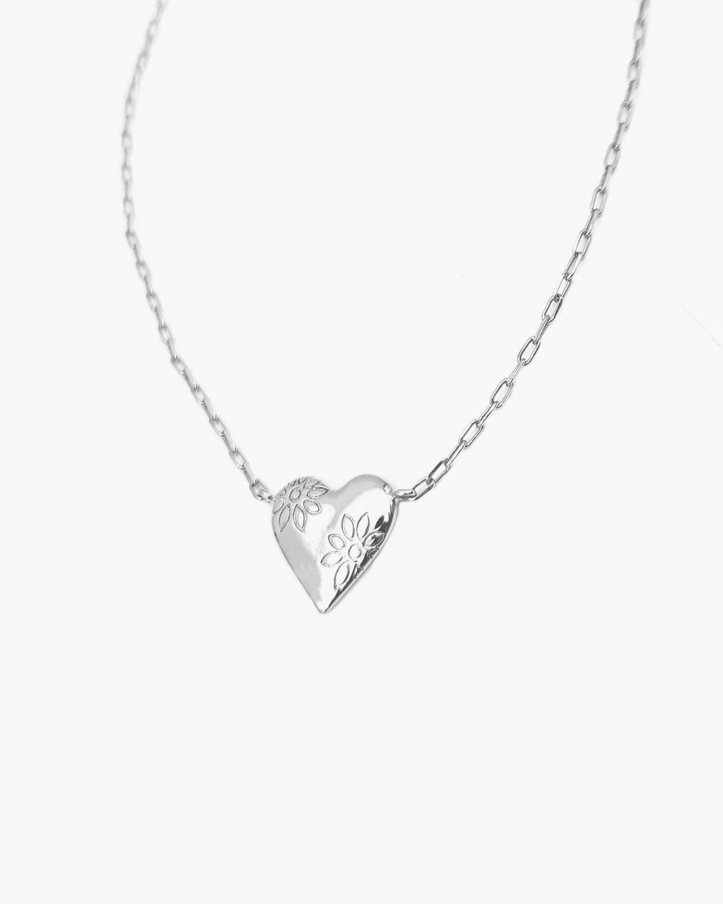 FLOWER ENGRAVED HEART NECKLACE