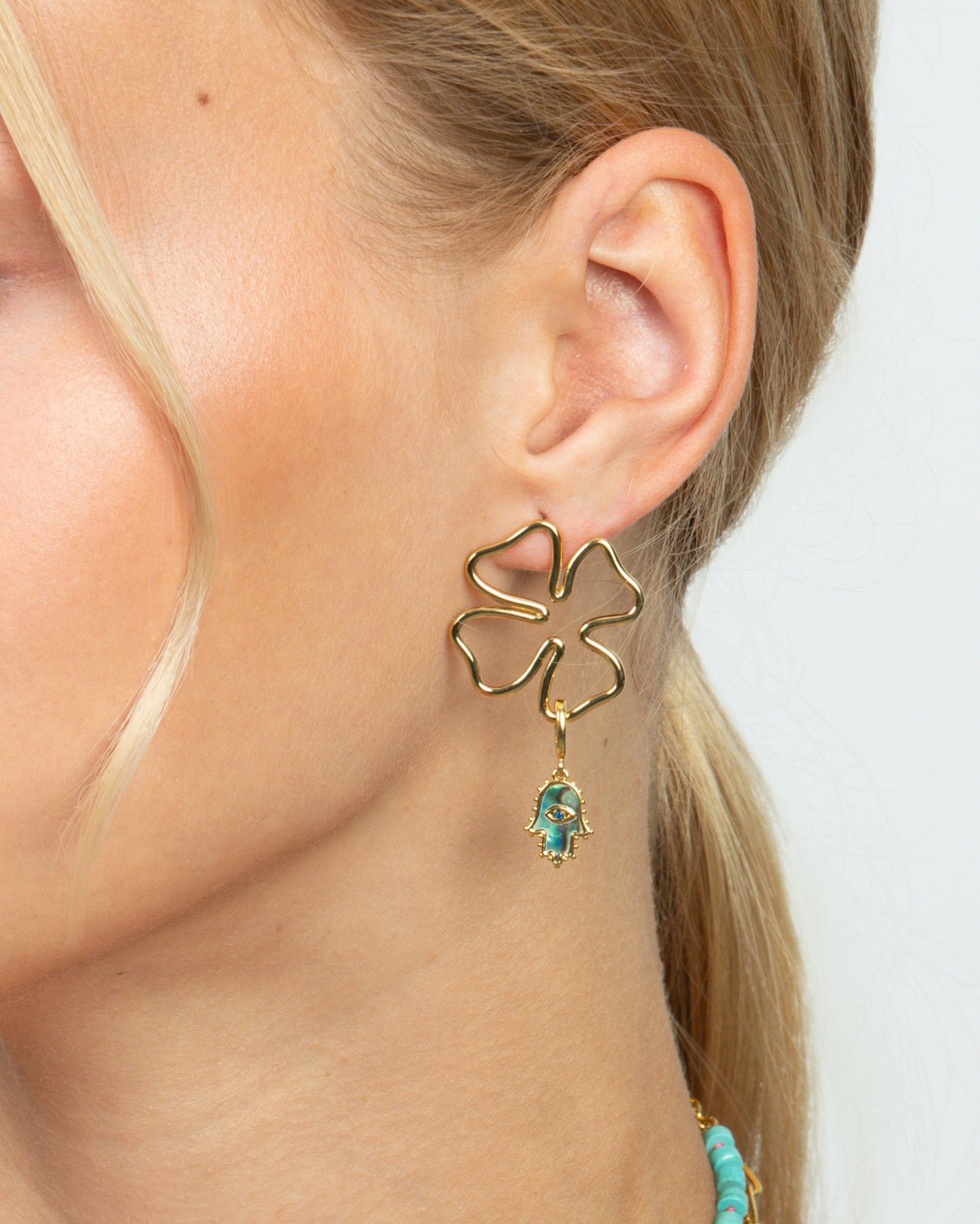 LUCKY CLOVER OUTLINE STUD EARRINGS
