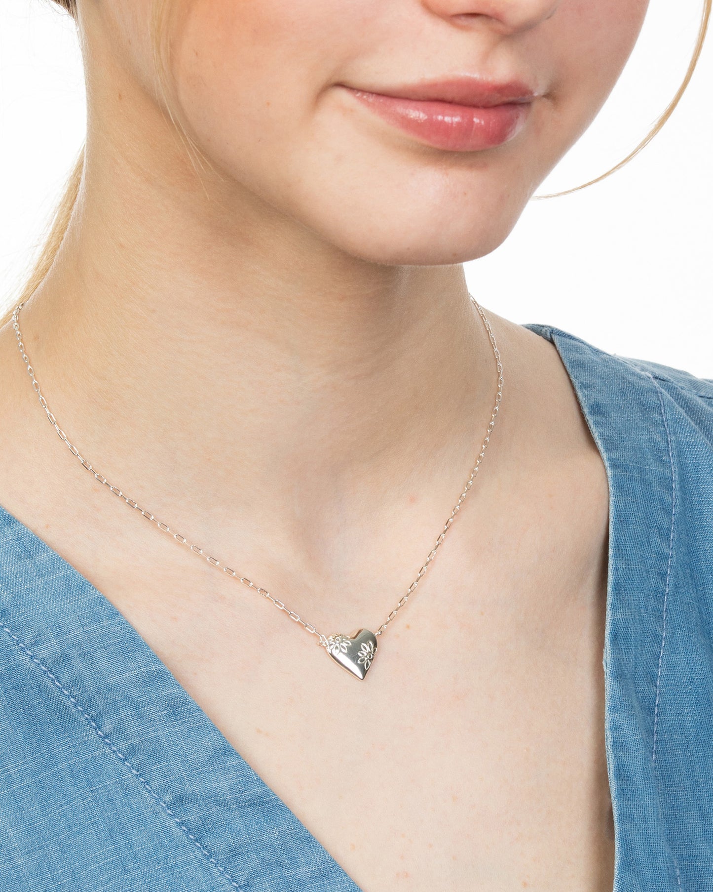 FLOWER ENGRAVED HEART NECKLACE