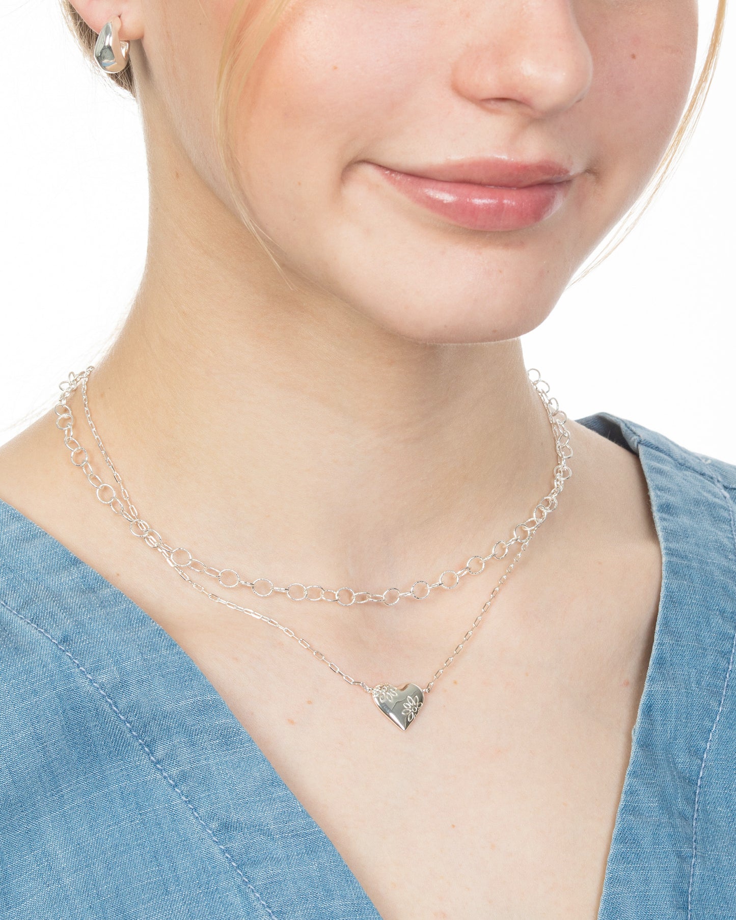 FLOWER ENGRAVED HEART NECKLACE