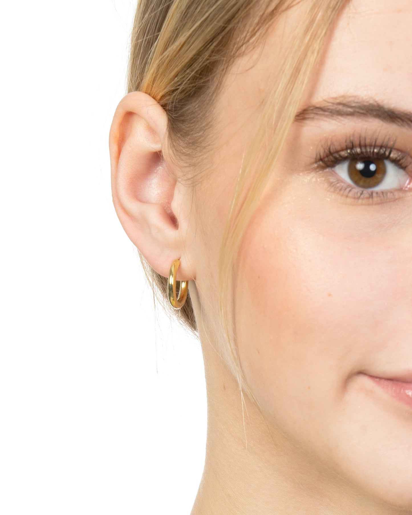 MEDIUM HUGGIE HOOP EARRINGS