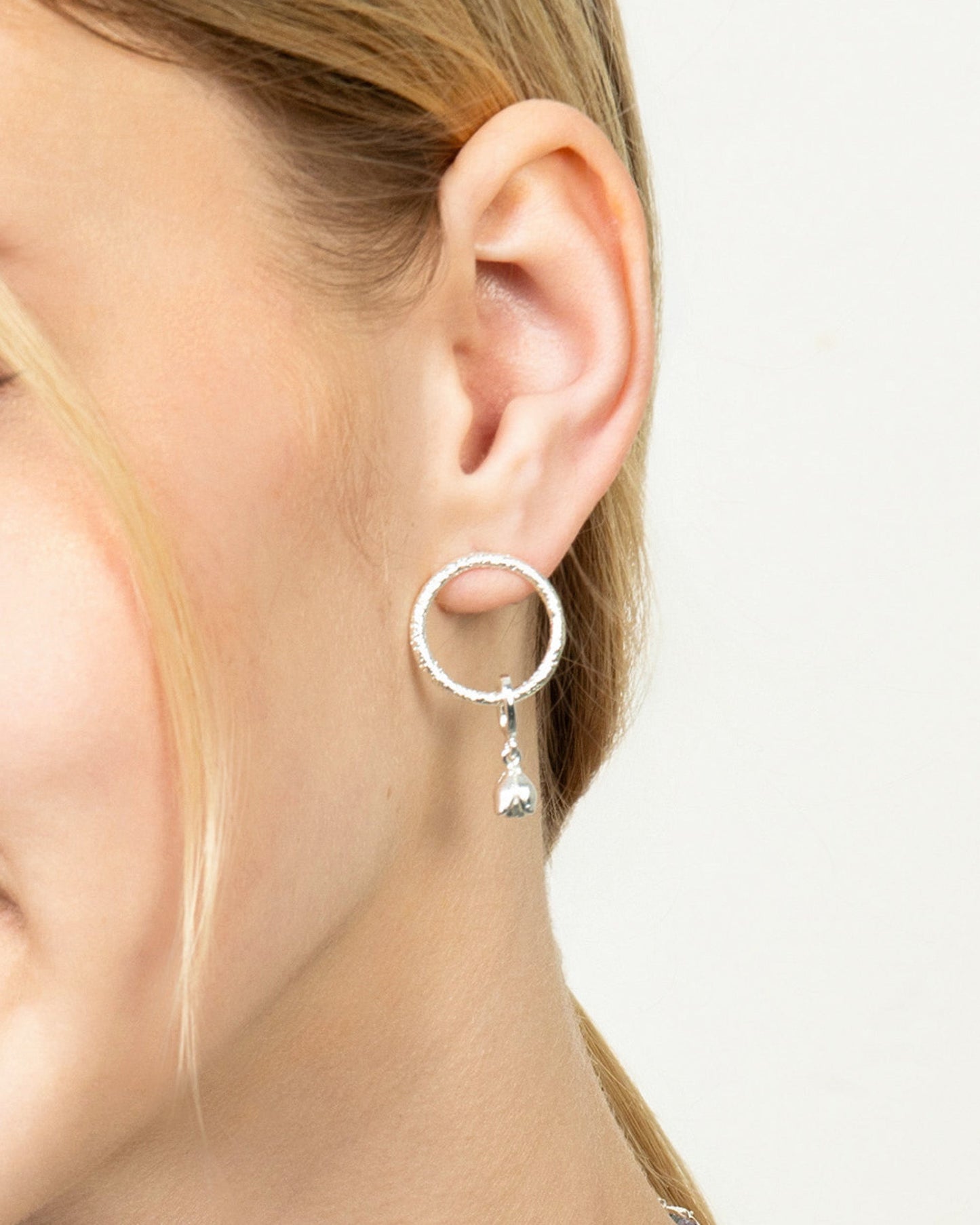 TEXTURED CIRCLE STUD EARRINGS