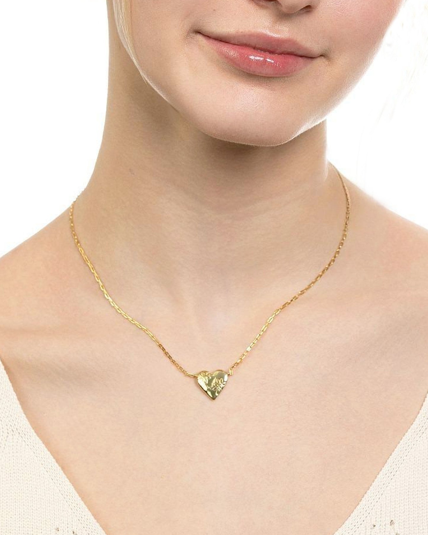FLOWER ENGRAVED HEART NECKLACE