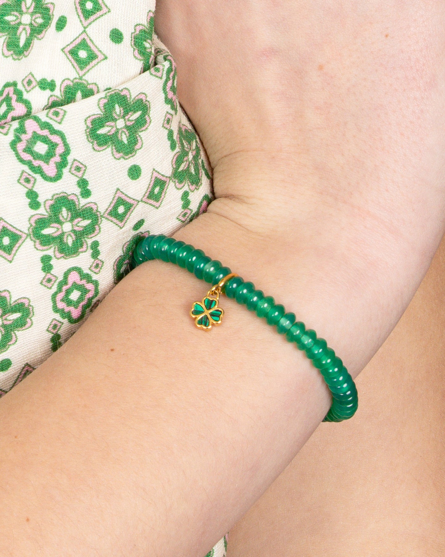 GREEN AGATE BEADED STRETCH BRACELET WITH CLOVER CLIP-ON CHARM
