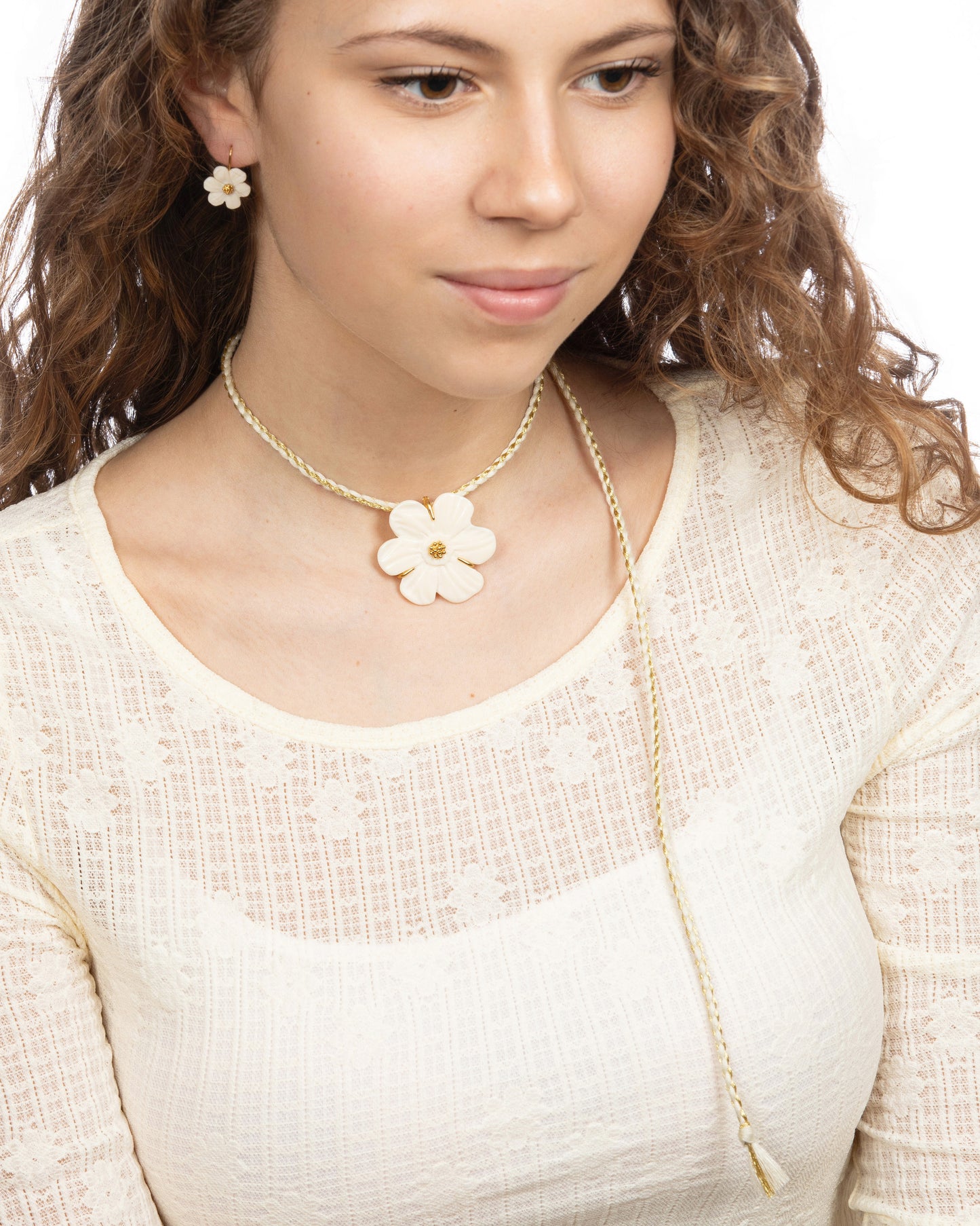 CREAM BLOOM CORD NECKLACE