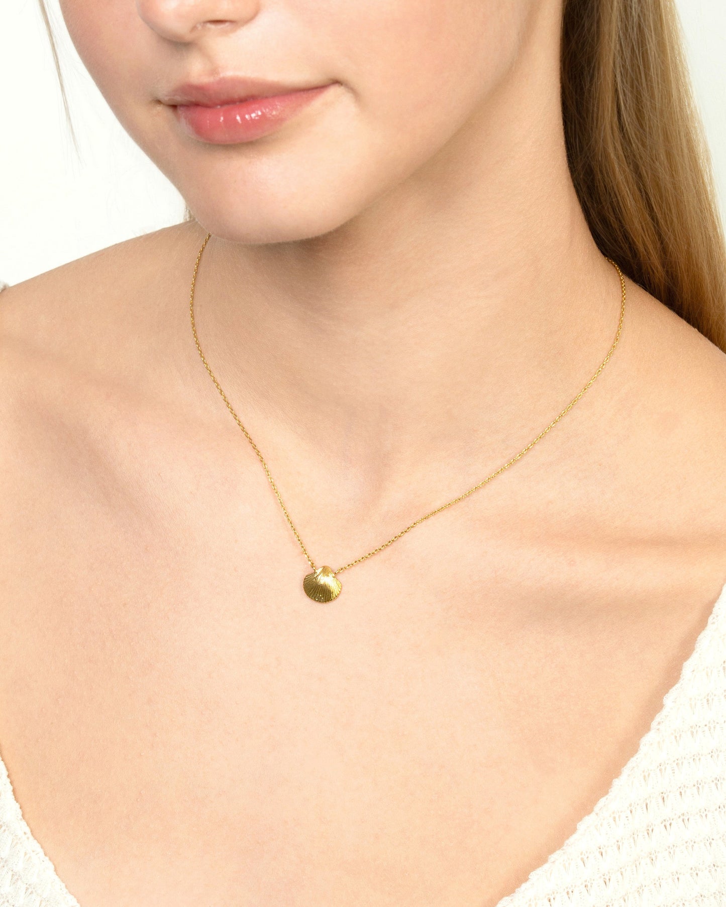SEASHELL CHARM NECKLACE